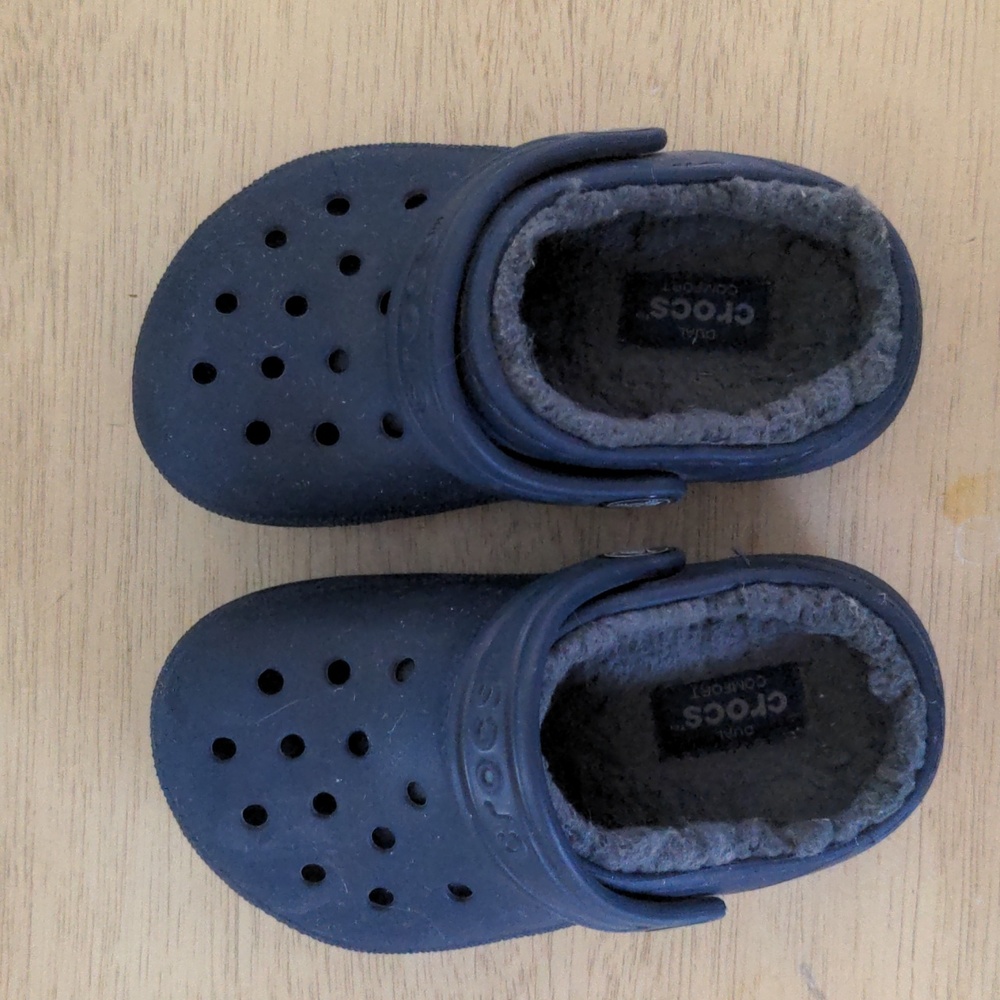 Navy Blue size 7 Toddler Crocs with fuzzy interior, Excellent Used Condition